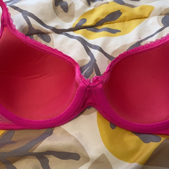 Victoria’s Secret hot pink lacy bra - Picture 2 of 3
